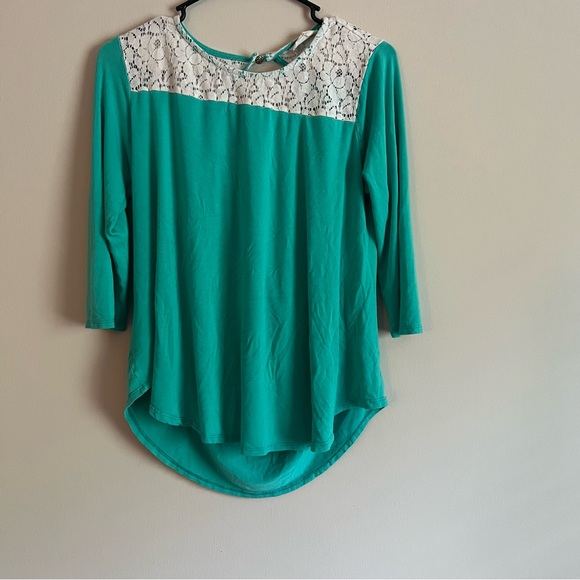 Size Medium Blouse With Opening On Back - Picture 4 of 4